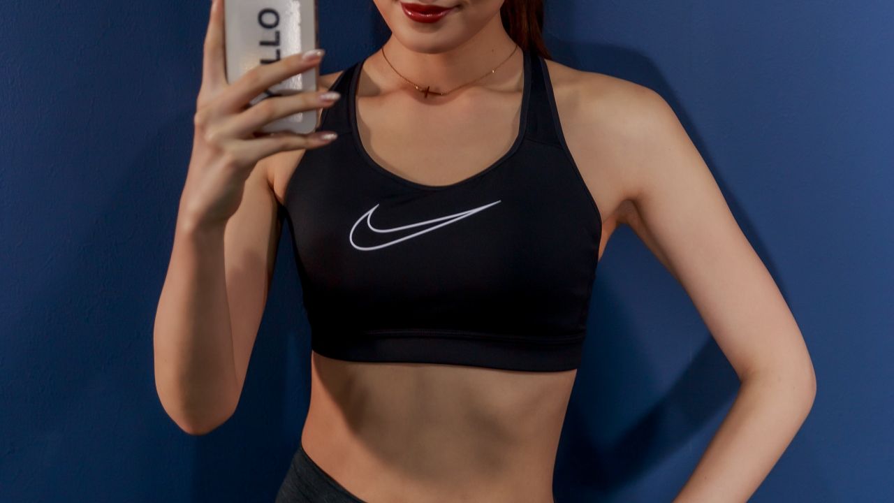 腹筋が割れたトレーニングウェアを着た女性