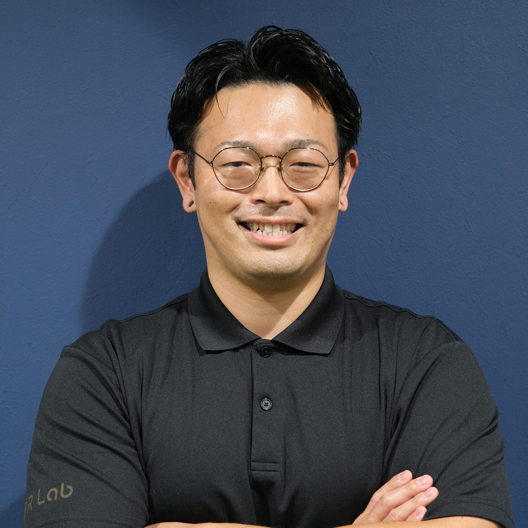 さいたま市南浦和で筋トレでバルクアップ指導を行う、笑顔の男性パーソナルトレーナー